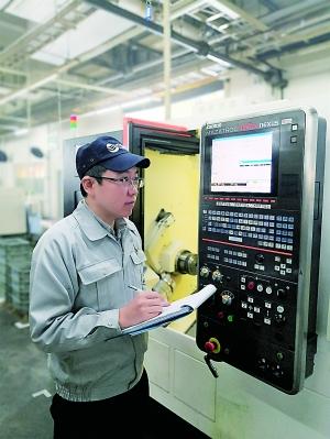 許建柱 以智能系統(tǒng)守護(hù)口罩生產(chǎn)線，創(chuàng)新支付結(jié)算助力不斷供